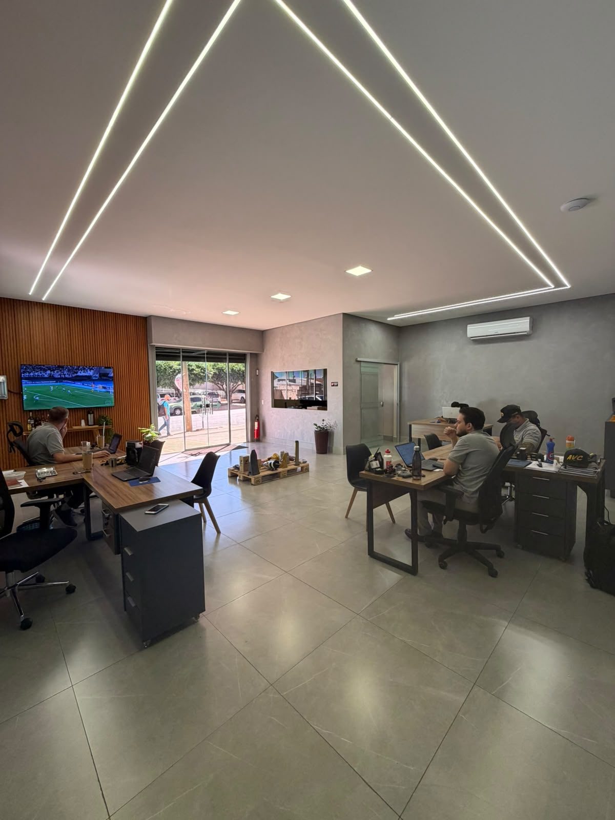Escritório comercial da Tratorque com equipe de atendimento